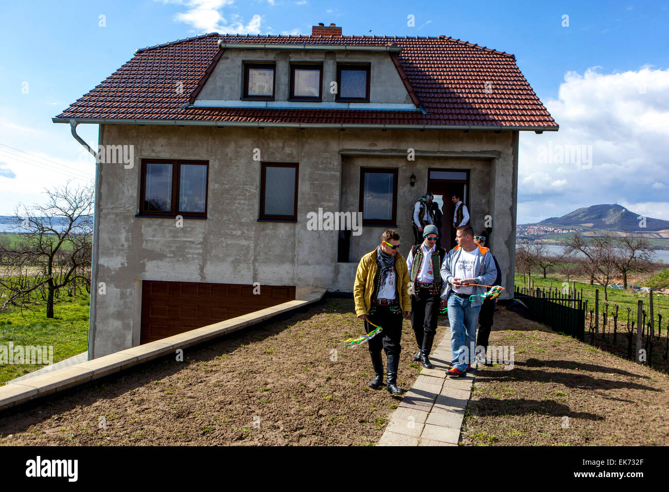 Lundi de Pâques - jeunes garçons passe par le village avec un fouet et fouetter les filles, Sakvice, southern Moravia République Tchèque, Banque D'Images