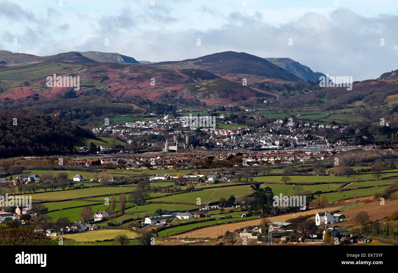 Château de Conwy dans la vallée de Conwy avec montagnes de Snowdonia derrière. Banque D'Images