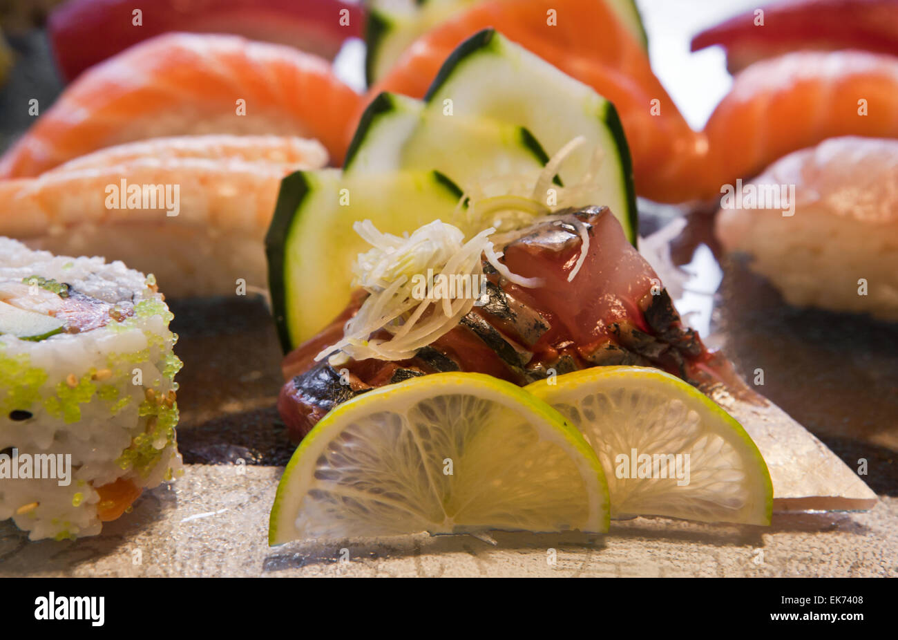 La Cuisine japonaise sushi set avec le saumon et le thon Sushi et le gingembre sur le plateau d'ardoise Banque D'Images