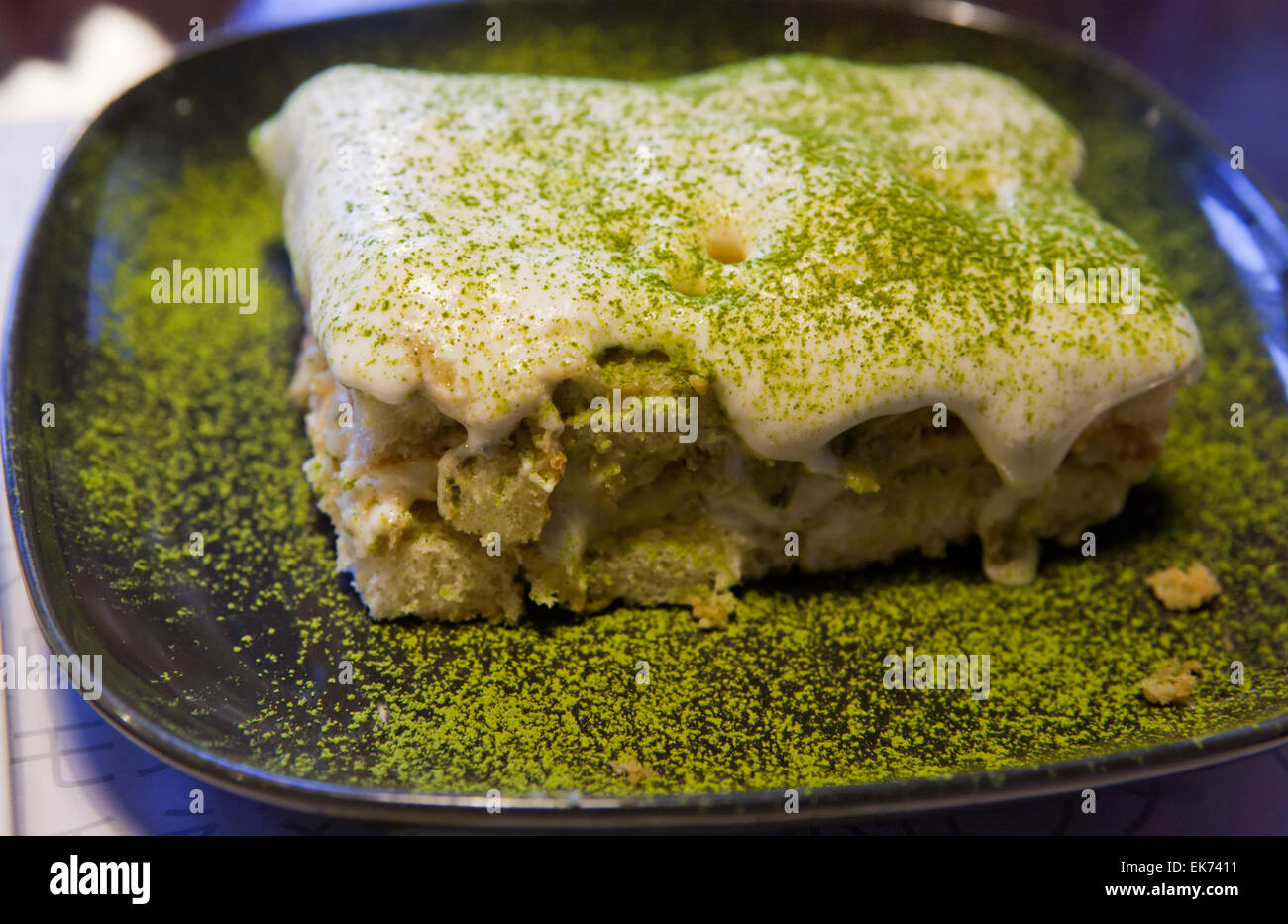 Dessert pâtisserie japonaise avec la poussière de thé vert, gros plan Banque D'Images