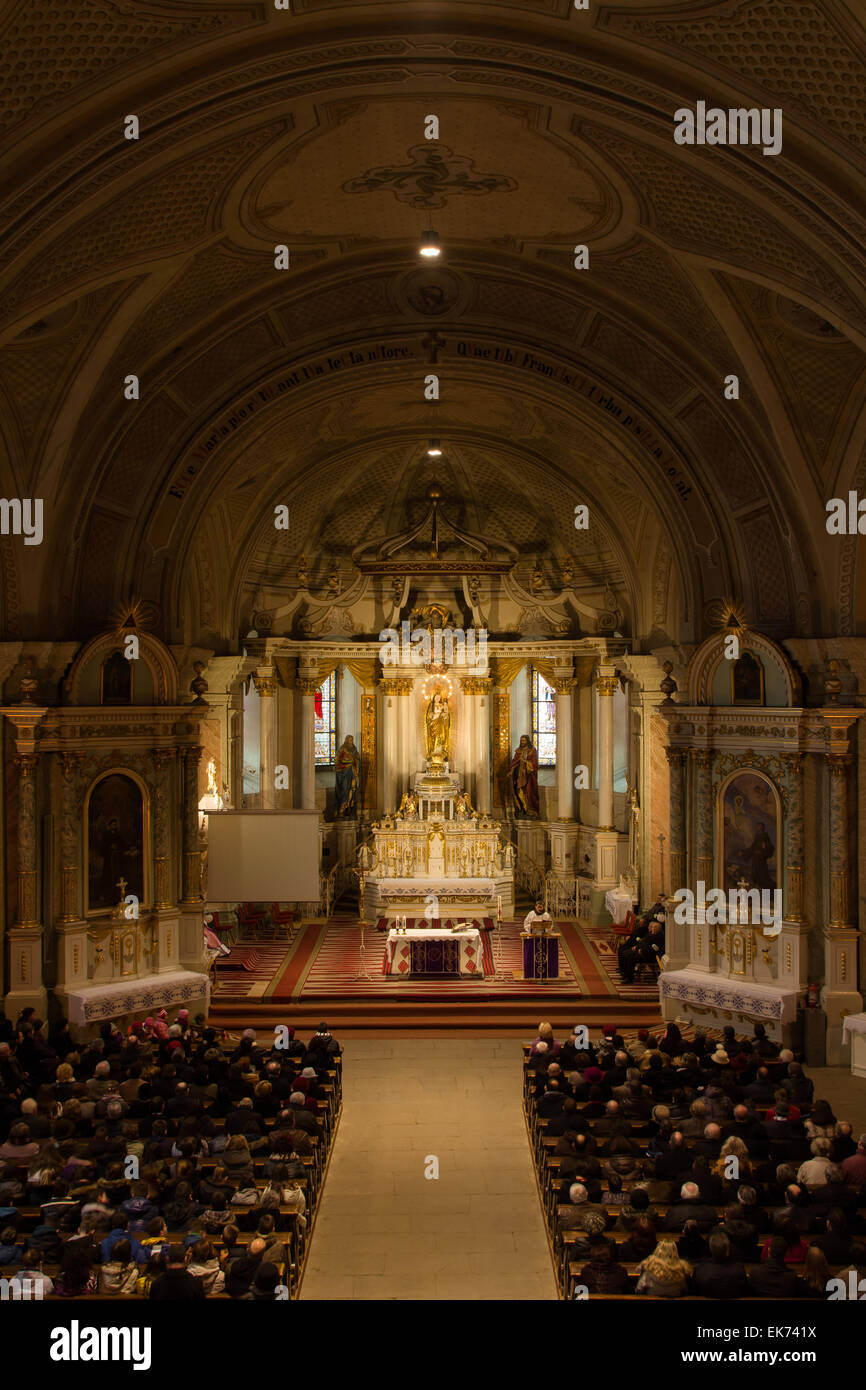 La messe dans l'Église catholique au Csiksomlyo (Sumuleu-Ciuc), Roumanie. L'église a été construite au XIX siècle et la statue de la Banque D'Images