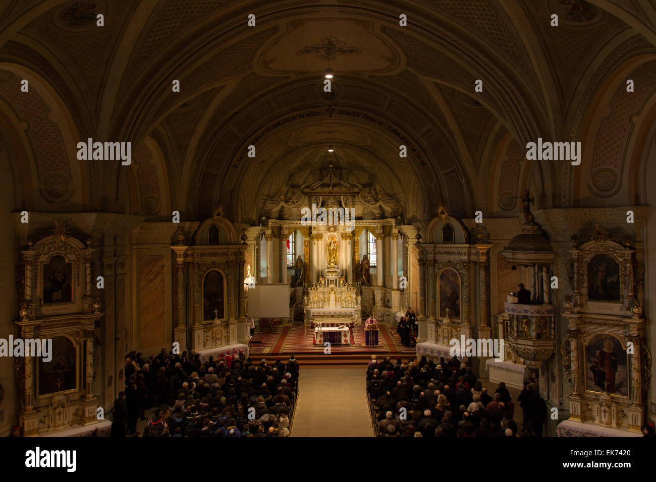 La messe dans l'Église catholique au Csiksomlyo (Sumuleu-Ciuc), Roumanie. L'église a été construite au XIX siècle et la statue de la Banque D'Images