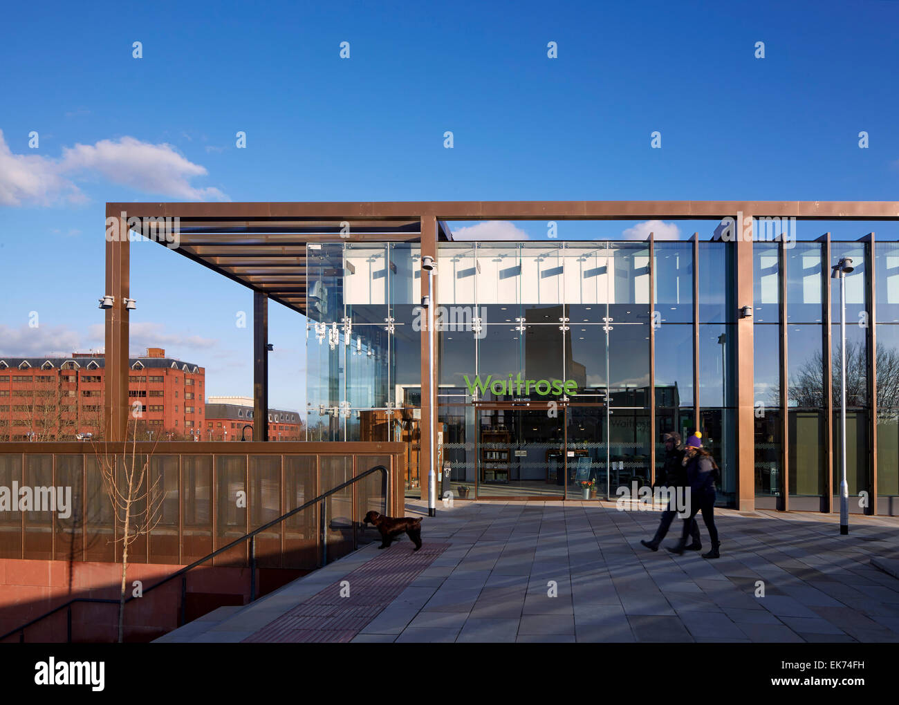 Une élévation de partiel avant l'entrée. Waitrose Chester, Chester, Royaume-Uni. Architecte : Broadway Malyan Limited, 2015. Banque D'Images