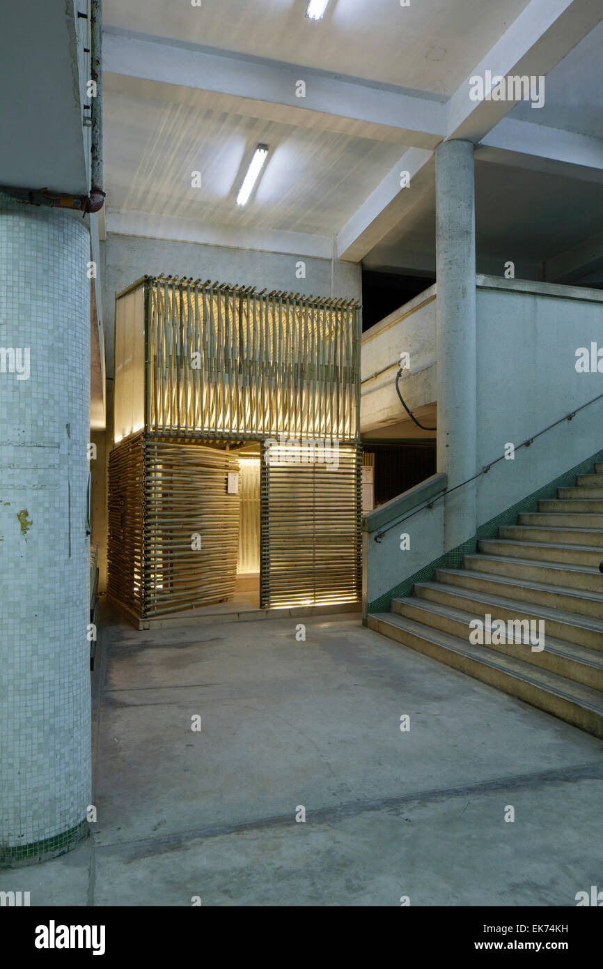 La lumière forme lumineux à l'intérieur de la maison. Logement Micro bambou, Kowloon, Hong Kong. Architecte : touchent-T, 2013. Banque D'Images