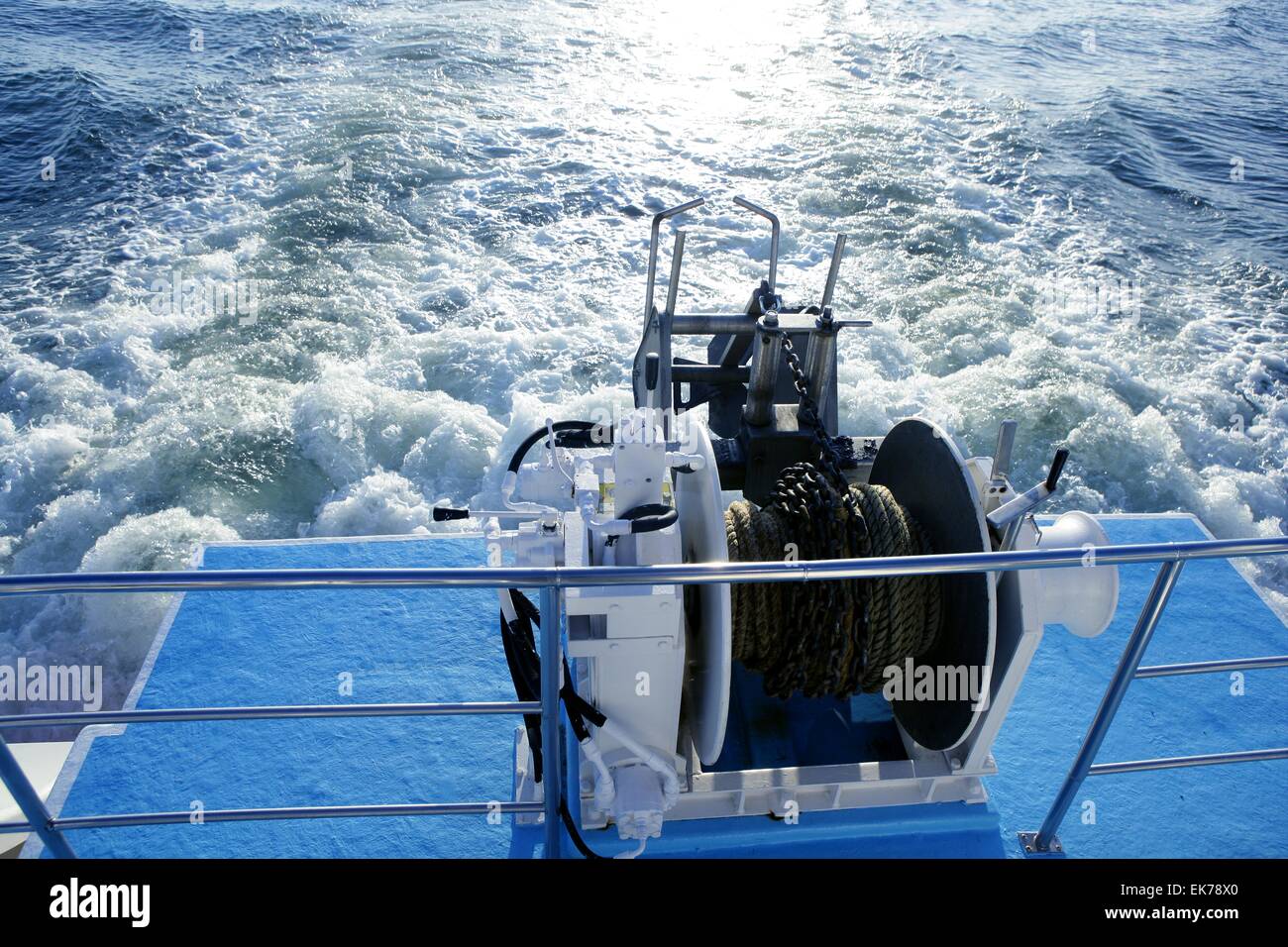 Treuil d'ancre de bateau et de la poulie de la corde. Mousse de lavage Prop Banque D'Images