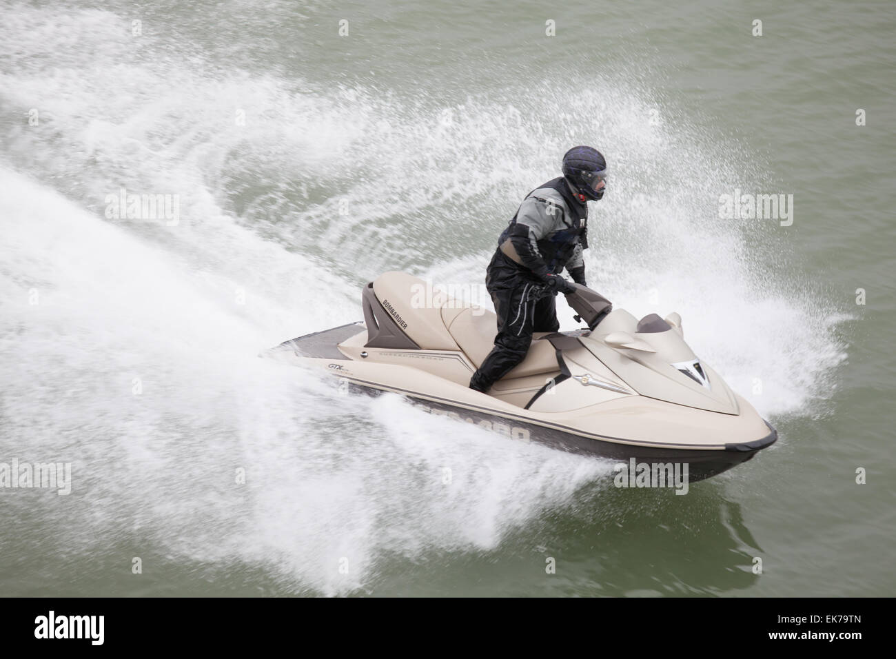 Un homme sur un scooter dans le Solent Banque D'Images