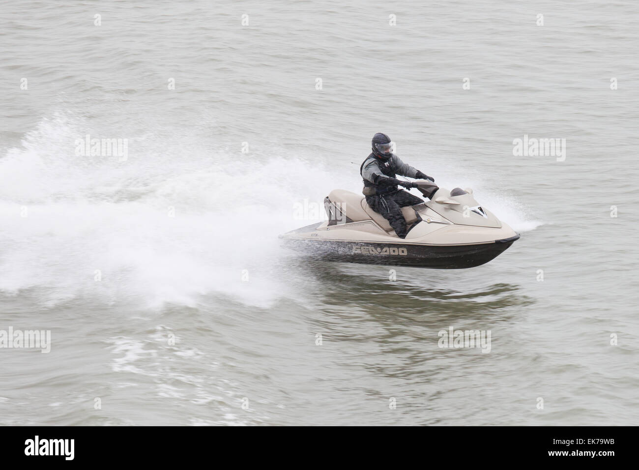 Un homme sur un scooter dans le Solent Banque D'Images