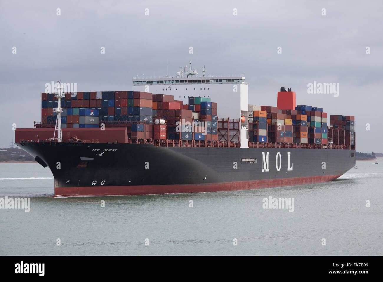 Le cargo, MOL Quest, arrivant à Southampton Water dans le Solent. Banque D'Images