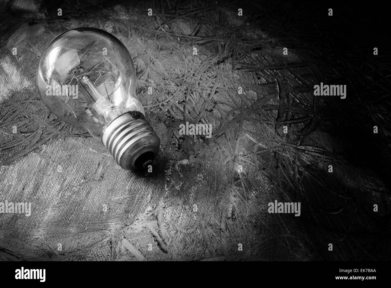 Peinture de résumé avec l'ampoule. Mélanger les peintures à l'huile sur toile noir et blanc Banque D'Images