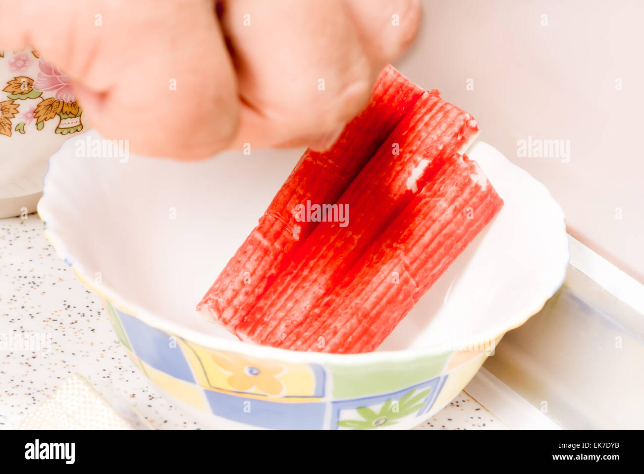 Mains cuisine sushi au crabe rouleaux. Banque D'Images