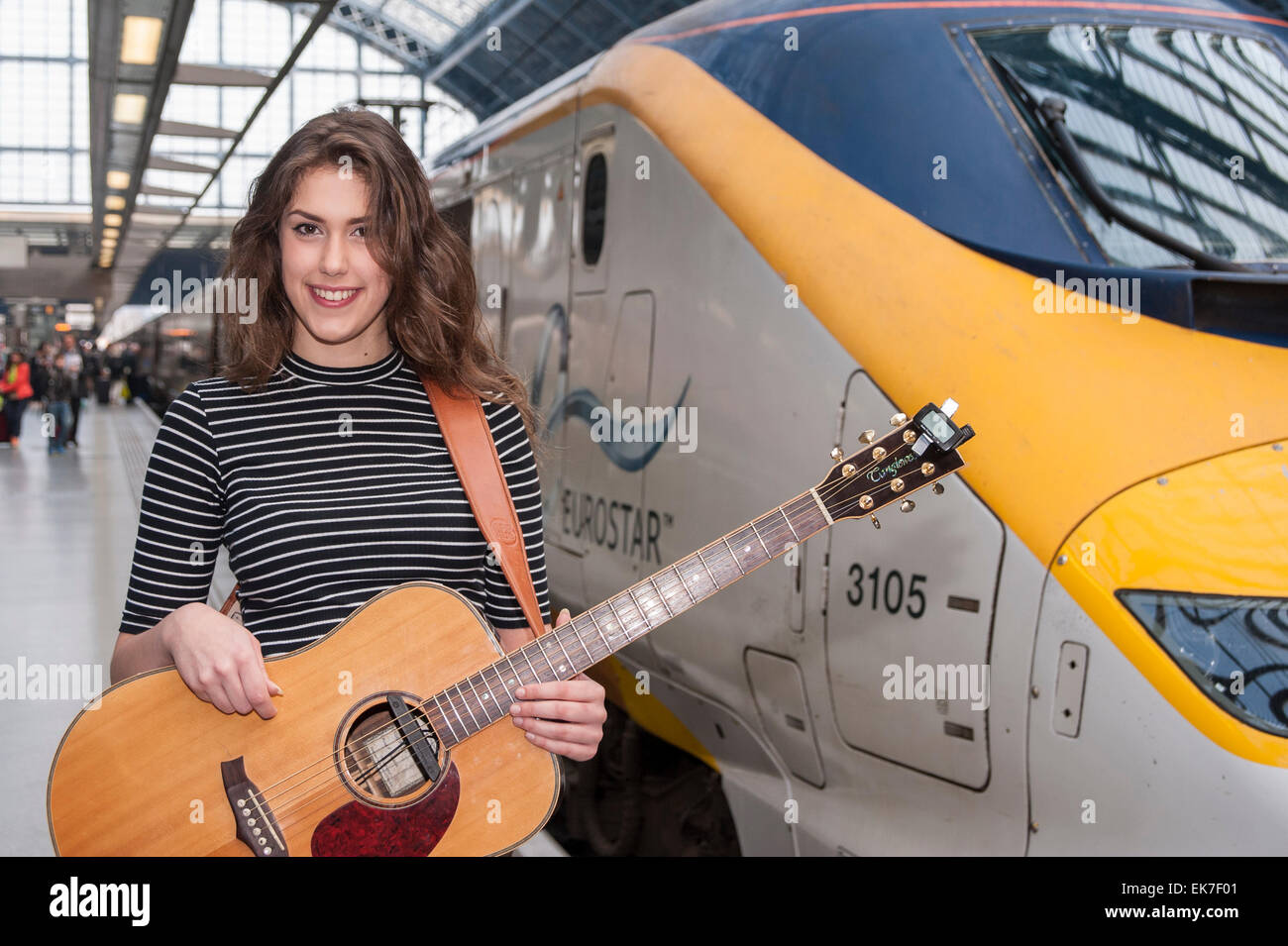 St Pancras International Station, London, UK. 8 avril 2015. Natalie Shay, un musicien de 16 ans de Enfield, au nord de Londres, et actuellement étudiant à la Brit School for performing arts, à bord du train Eurostar à effectuer à Paris. Son voyage est le résultat de l'attribution du prix de l'Eurostar et la catégorie des jeunes de l'année dernière dans la rue Concerts concours, organisé par l'Hôtel de Ville. Crédit : Stephen Chung/Alamy Live News Banque D'Images