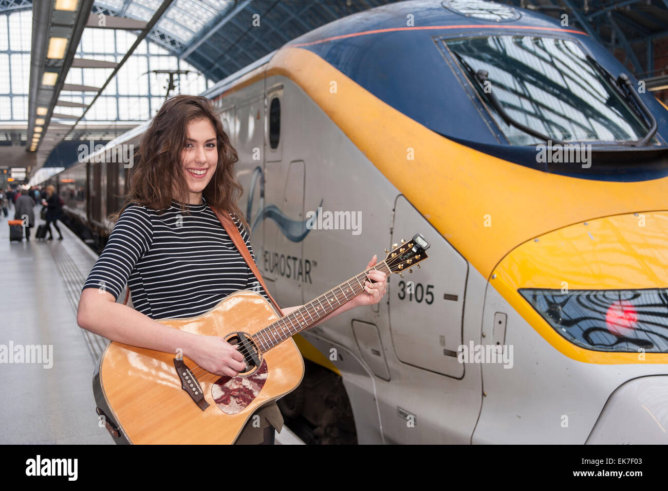 St Pancras International Station, London, UK. 8 avril 2015. Natalie Shay, un musicien de 16 ans de Enfield, au nord de Londres, et actuellement étudiant à la Brit School for performing arts, à bord du train Eurostar à effectuer à Paris. Son voyage est le résultat de l'attribution du prix de l'Eurostar et la catégorie des jeunes de l'année dernière dans la rue Concerts concours, organisé par l'Hôtel de Ville. Crédit : Stephen Chung/Alamy Live News Banque D'Images