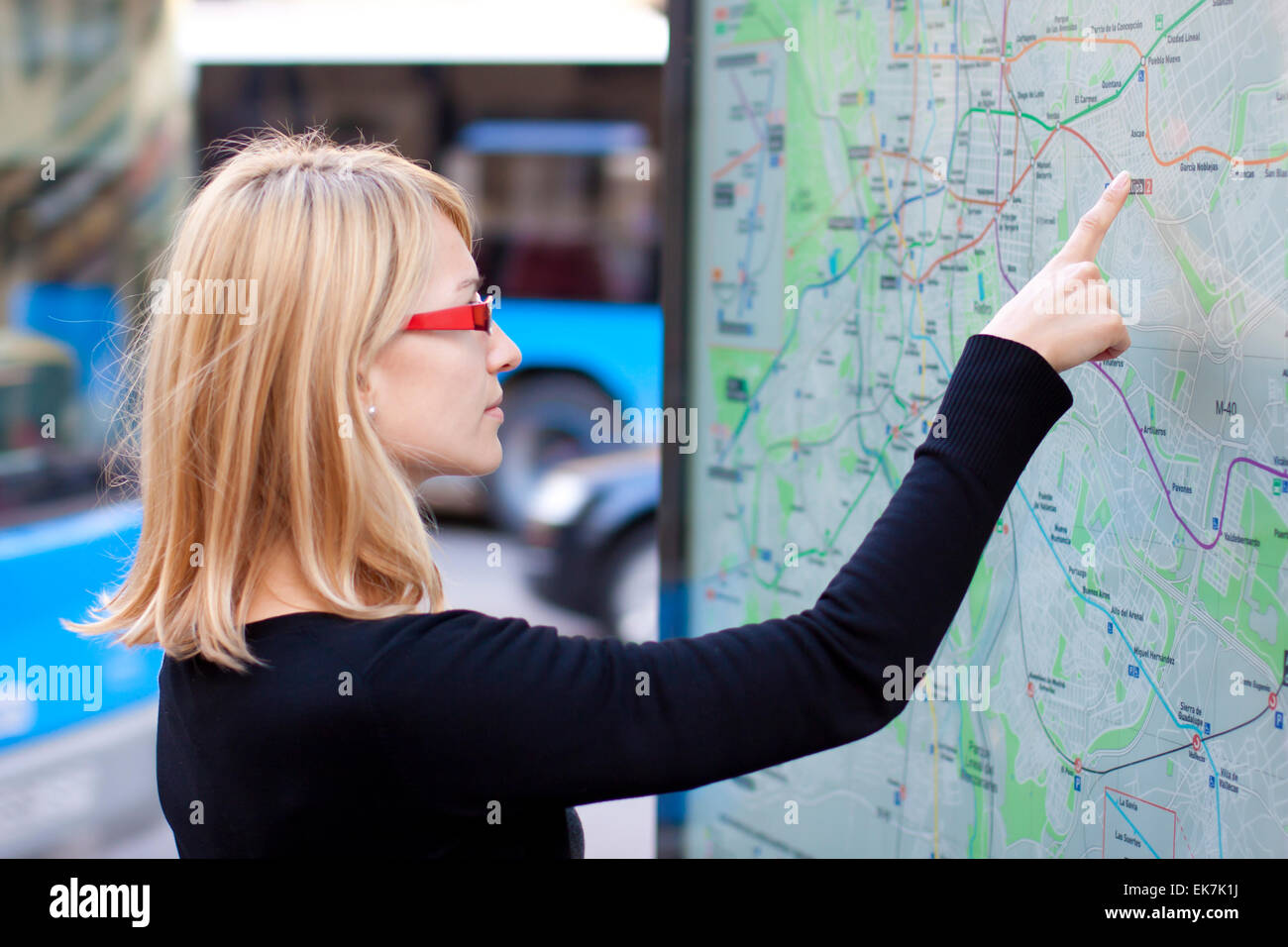 Femme à la recherche sur le plan du métro de sélection Banque D'Images