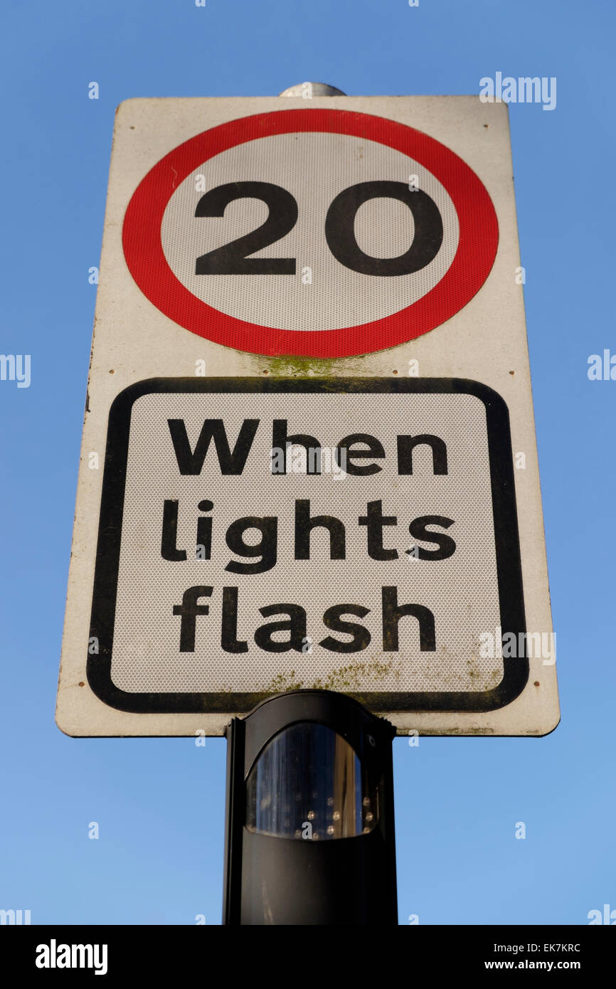 Une '20 mi/h lorsque les lumières flash' signalisation signe un changement de vitesse du véhicule, Glasgow, Écosse, Royaume-Uni Banque D'Images
