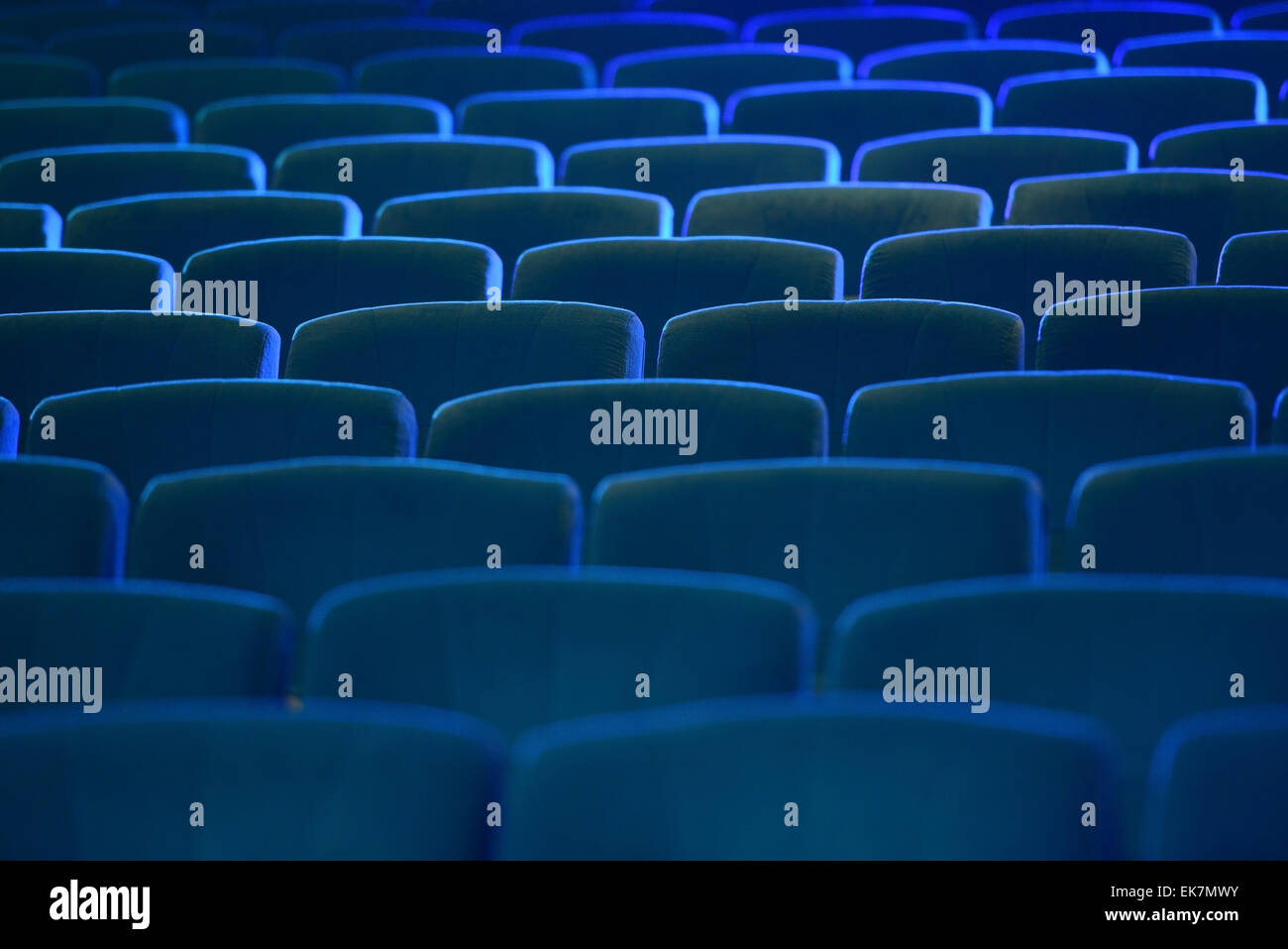 Confortables sièges vides vert en théâtre, cinéma Banque D'Images