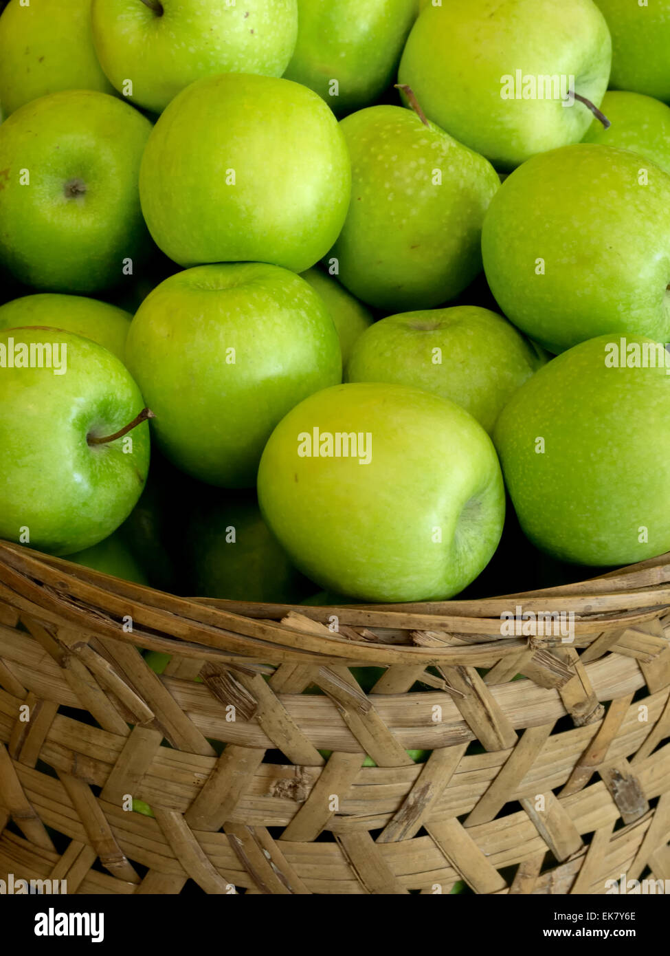 Panier de pommes vertes Banque D'Images