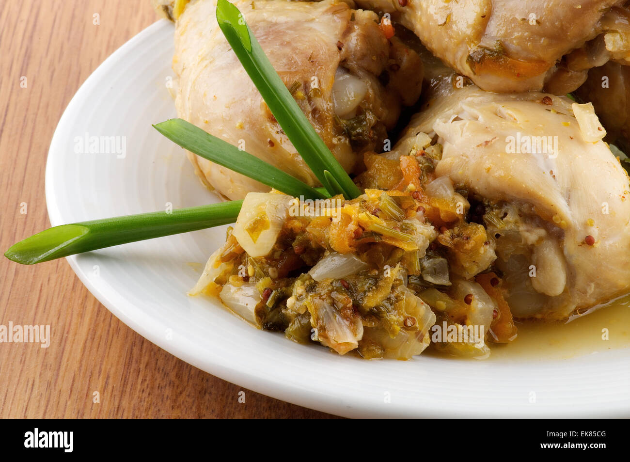 Cuisses de poulet rôti, légumes verts et faire sauter Banque D'Images