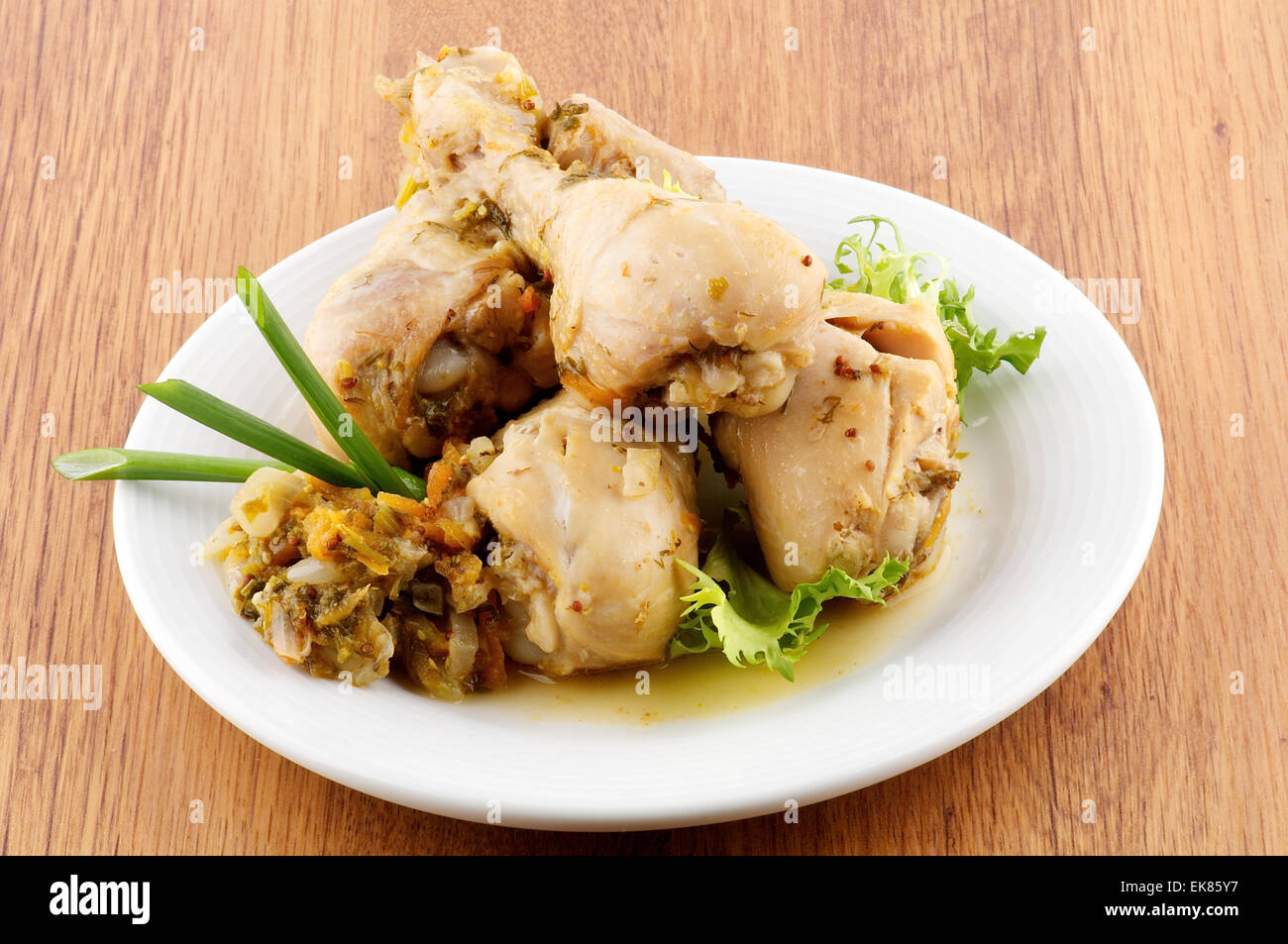 Cuisses de poulet rôti, légumes verts et faire sauter Banque D'Images