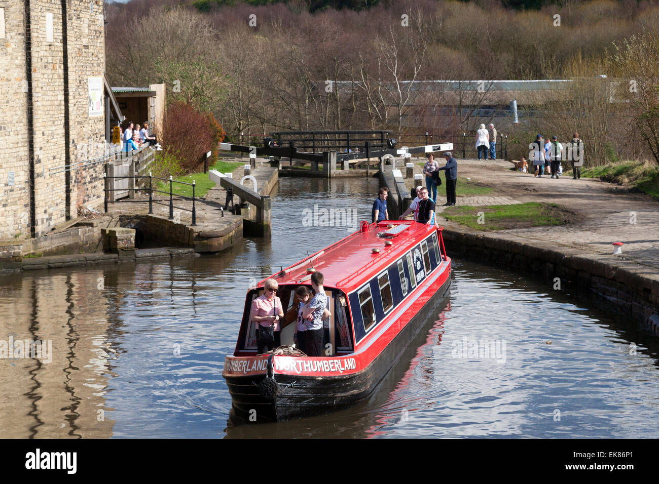 15-04 laissant serrure sur le canal de Rochdale, Sowerby Bridge, West Yorkshire Banque D'Images