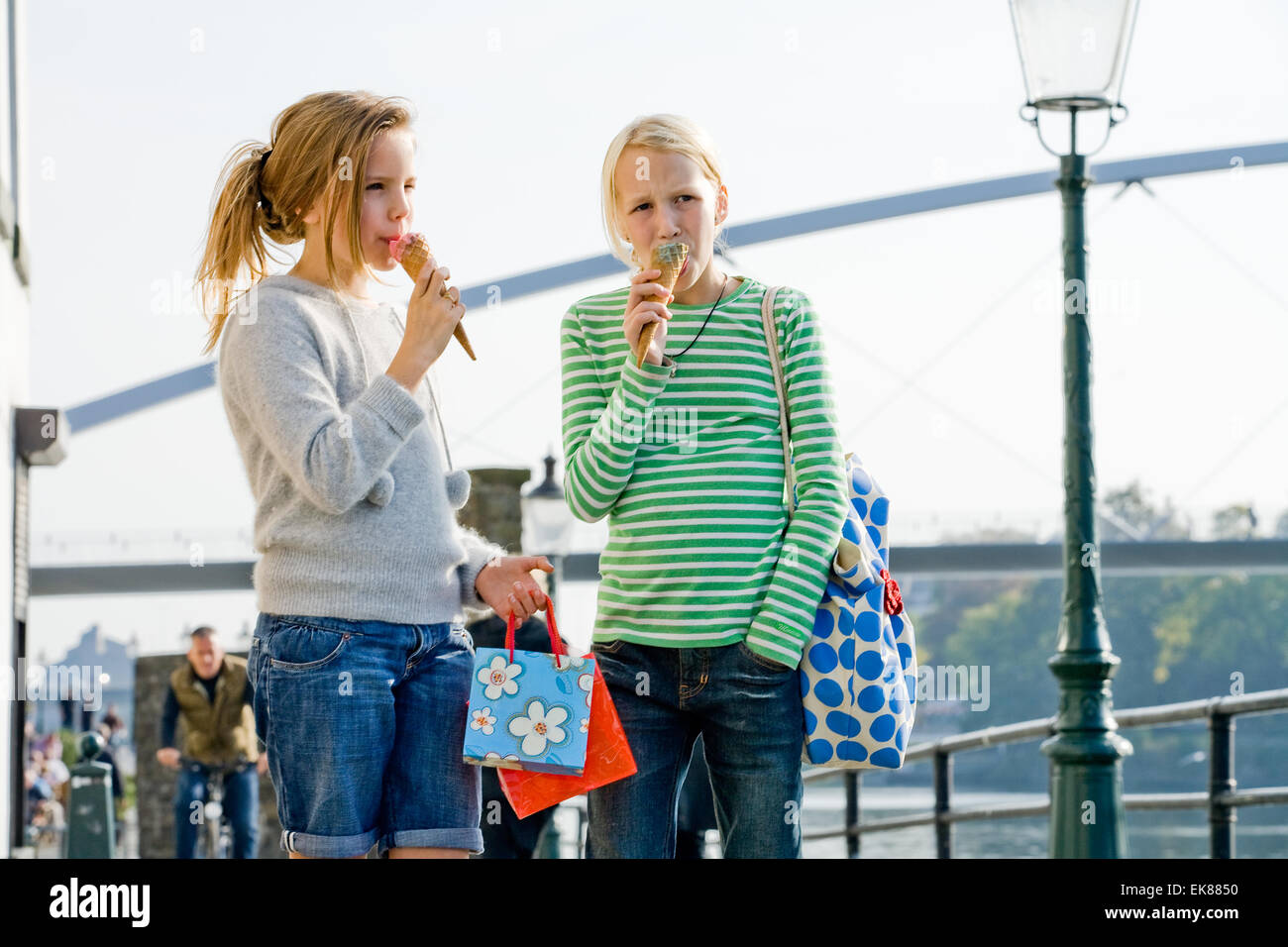 Manger une glace Banque D'Images