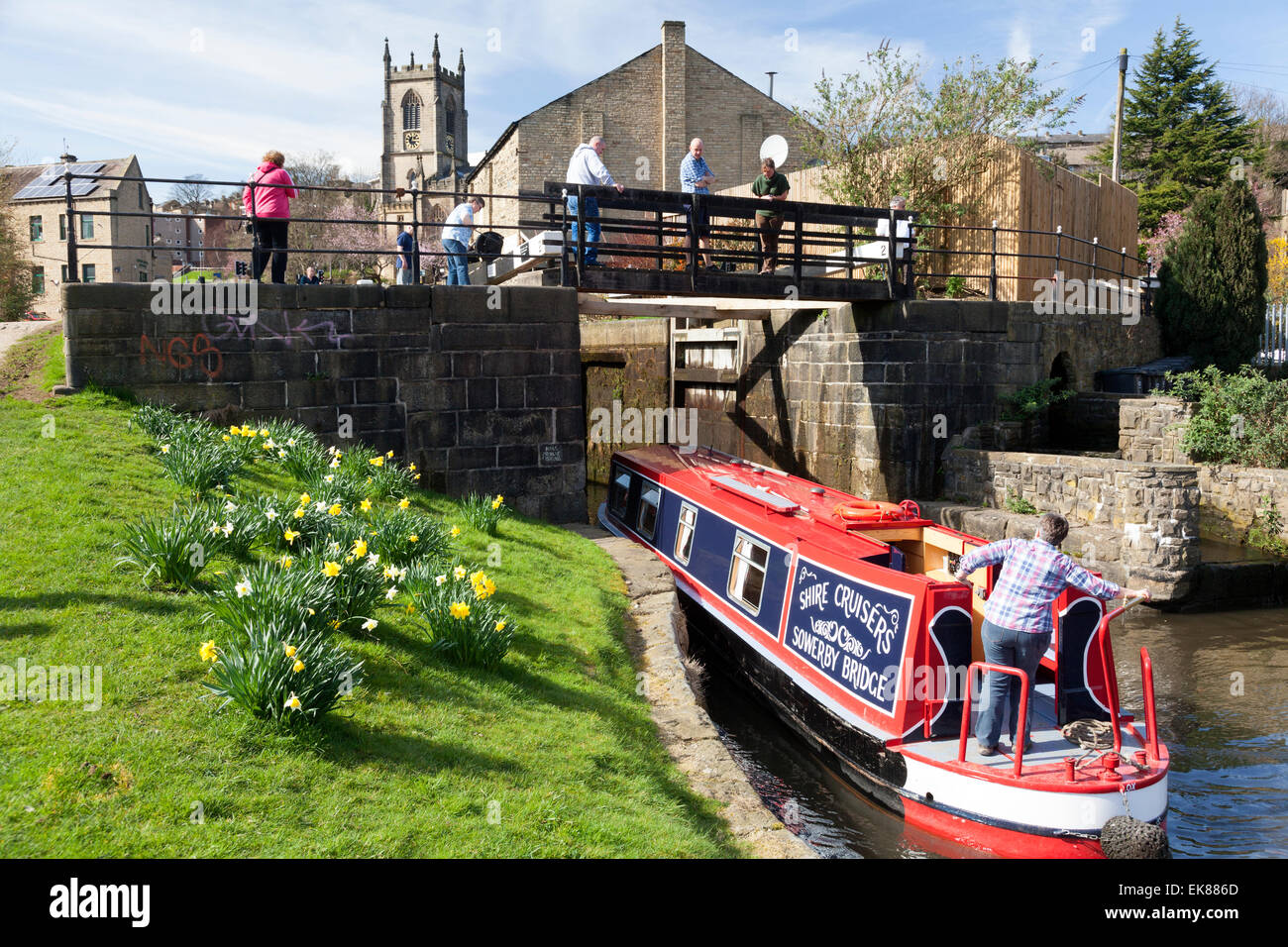 15-04 L'entrée de verrouillage sur le P16 avec le printemps les jonquilles sur la banque, Sowerby Bridge, West Yorkshire Banque D'Images 15-04 L'entrée de verrouillage sur le P16 avec le printemps les jonquilles sur la banque, Sowerby Bridge, West Yorkshire Banque D'Images