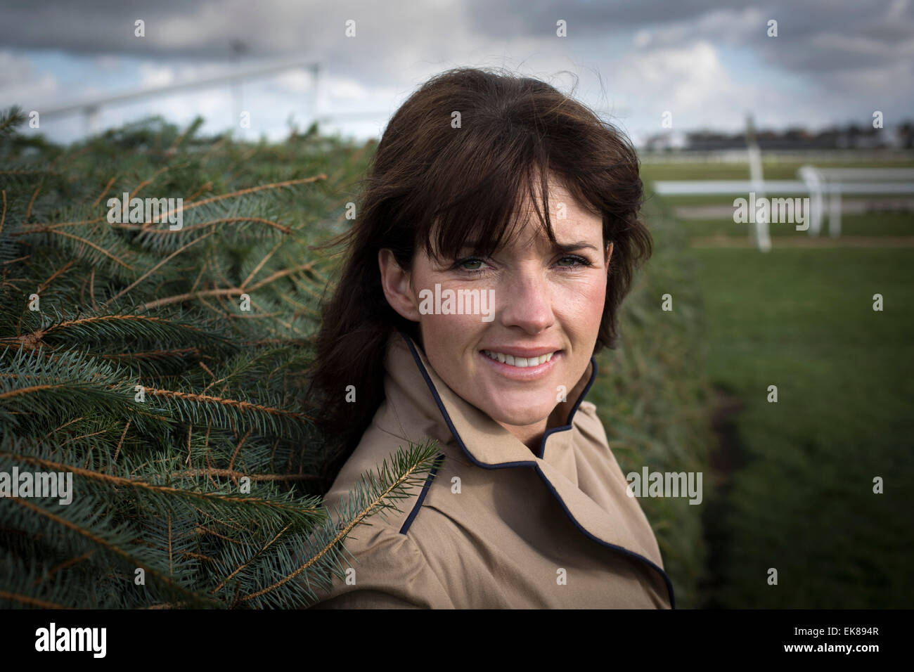 Jockey irlandais Katie Walsh, photographié à côté de la présidence, l'un des plus difficiles des clôtures sur le cours du Grand National à Aintree, Liverpool. Walsh s'est classé troisième dans le Grand National 2012 sur le bar, lui donnant la plus haute finition pour une femelle concurrent. Walsh est la fille de jockey saut amateur, formateur et consultant à la télévision, Ted Walsh et la sœur de top class jump jockey, Ruby Walsh. Banque D'Images