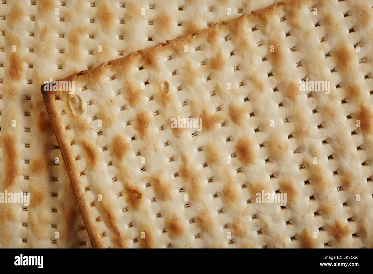 Close up morceaux carrés de pain azyme des craquelins, des biscottes juif  traditionnel Photo Stock - Alamy