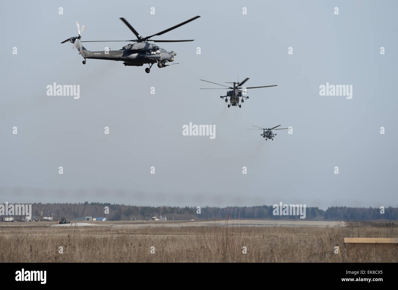 L'aérodrome de Koubinka, Moscou, Russie. 8 avril, 2015. Les hélicoptères d'attaque Mil Mi-28 Havoc voler pendant la répétition du défilé dédié à l'occasion du 70e anniversaire de la victoire dans la seconde guerre mondiale, près de Koubinka aérodrome militaire dans la région de Moscou de Russie, le 8 avril 2015 Crédit : Xinhua/Alamy Live News Banque D'Images