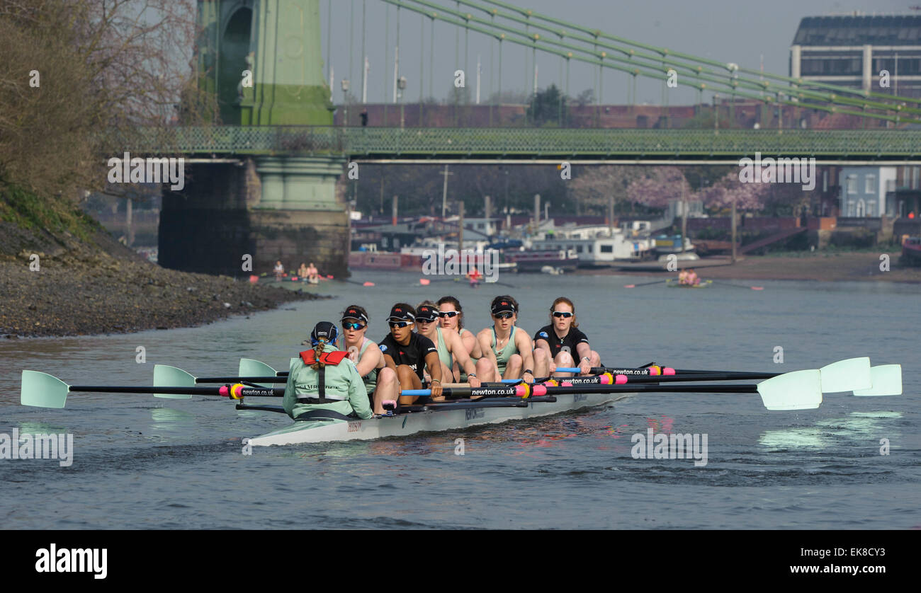 Londres, Royaume-Uni. 8 avril, 2015. Cambridge University Womens Boat Club pendant la semaine Tideway en préparation pour le Newton Women's Boat Race. [Arc] Hannah Evans, [2] Ashton Brown, Caroline Reid [3], [4] Claire Watkins, Melissa Wilson [5] , [6] Holly Hill, [7] Daphne Martschenko, [AVC] Fanny Belais, [Cox] Rosemary Ostfeld. Crédit : Stephen Bartholomew/Alamy Live News Banque D'Images