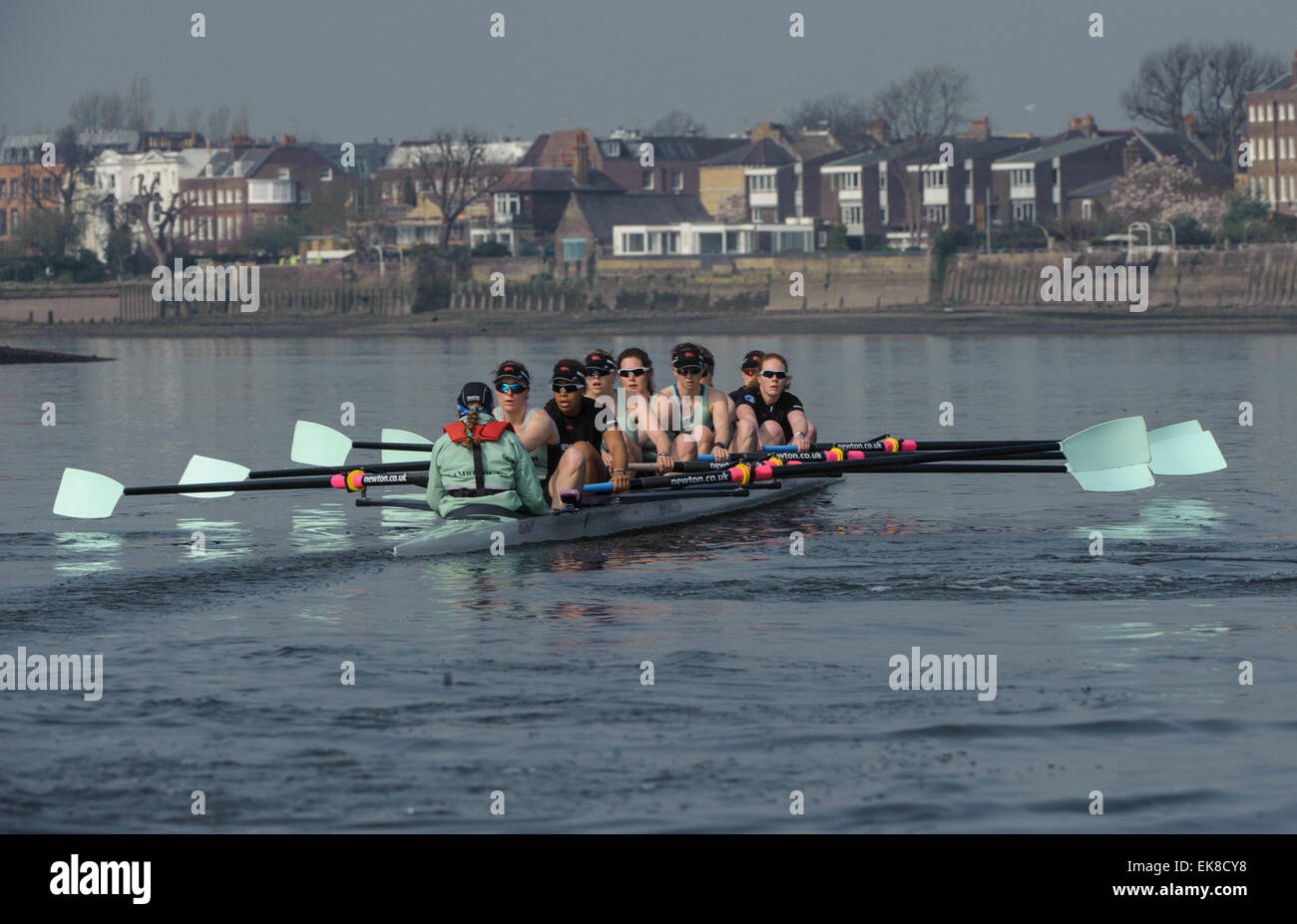 Londres, Royaume-Uni. 8 avril, 2015. Cambridge University Womens Boat Club pendant la semaine Tideway en préparation pour le Newton Women's Boat Race. [Arc] Hannah Evans, [2] Ashton Brown, Caroline Reid [3], [4] Claire Watkins, Melissa Wilson [5] , [6] Holly Hill, [7] Daphne Martschenko, [AVC] Fanny Belais, [Cox] Rosemary Ostfeld. Crédit : Stephen Bartholomew/Alamy Live News Banque D'Images