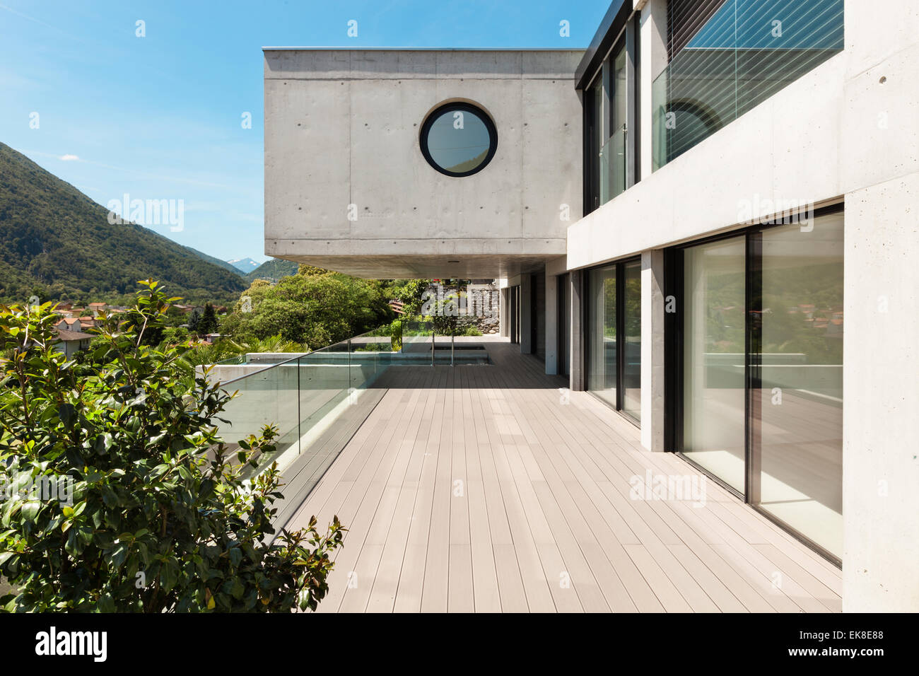 Chambre, l'architecture moderne, longue terrasse, piscine Banque D'Images