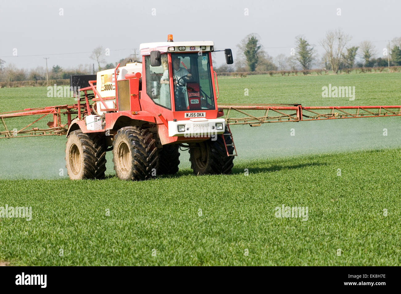 Pulvérisation la pulvérisation des cultures du tracteur des champs agricoles Tracteurs agricoles exploitations agricoles agriculture agriculteur agriculteurs pesticides pesticides dans Banque D'Images