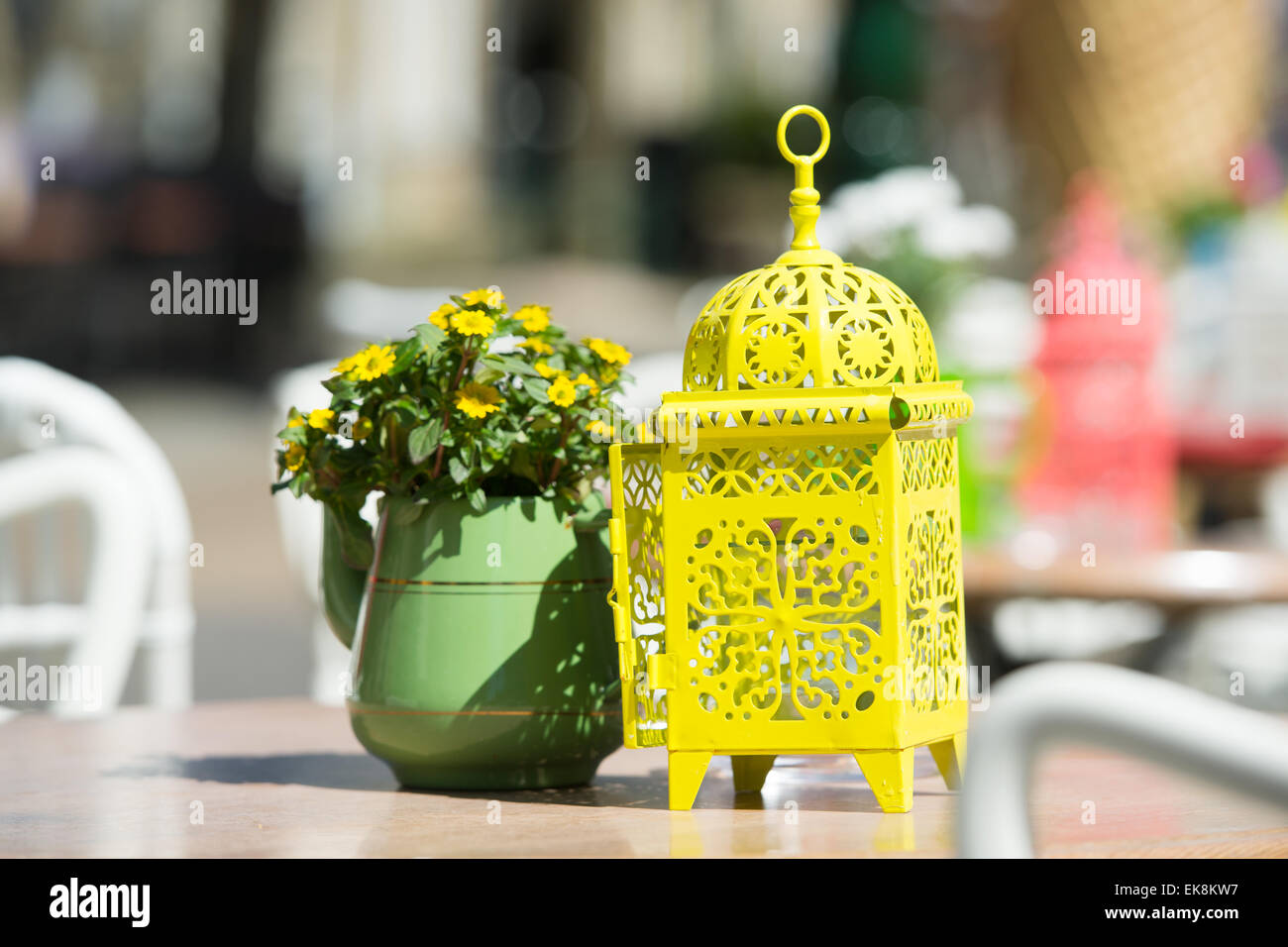 Décoration avec des fleurs et de la lanterne au restaurant piscine terrasse par Banque D'Images