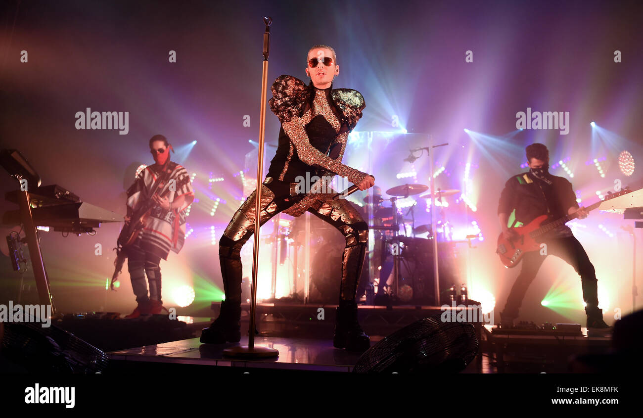 Berlin, Allemagne. Mar 23, 2015. Le guitariste Tom Kaulitz (L-R), Bill Kaulitz Chanteur et bassiste Georg Moritz Hagen Listing du groupe Tokio Hotel effectuer sur scène lors de leur "sentir tout - World Tour 2015" à Berlin, Allemagne, 23 mars 2015. Photo : Britta Pedersen/dpa/Alamy Live News Banque D'Images