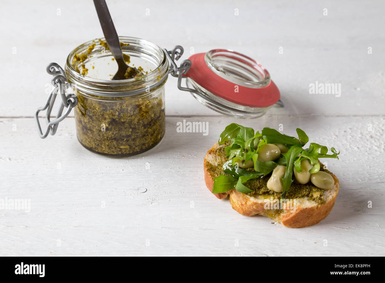 Bruschetta avec haricots et de la roquette sur une planche en bois Banque D'Images