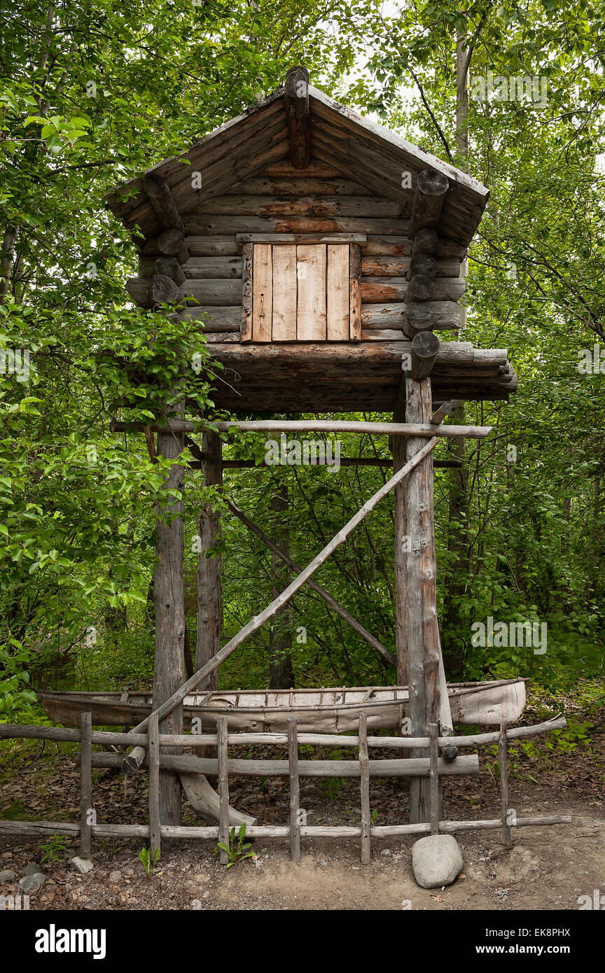 Cache de la nourriture traditionnelle, Athabascan, l'Alaska Native Heritage Center, Anchorage, Alaska, USA Banque D'Images