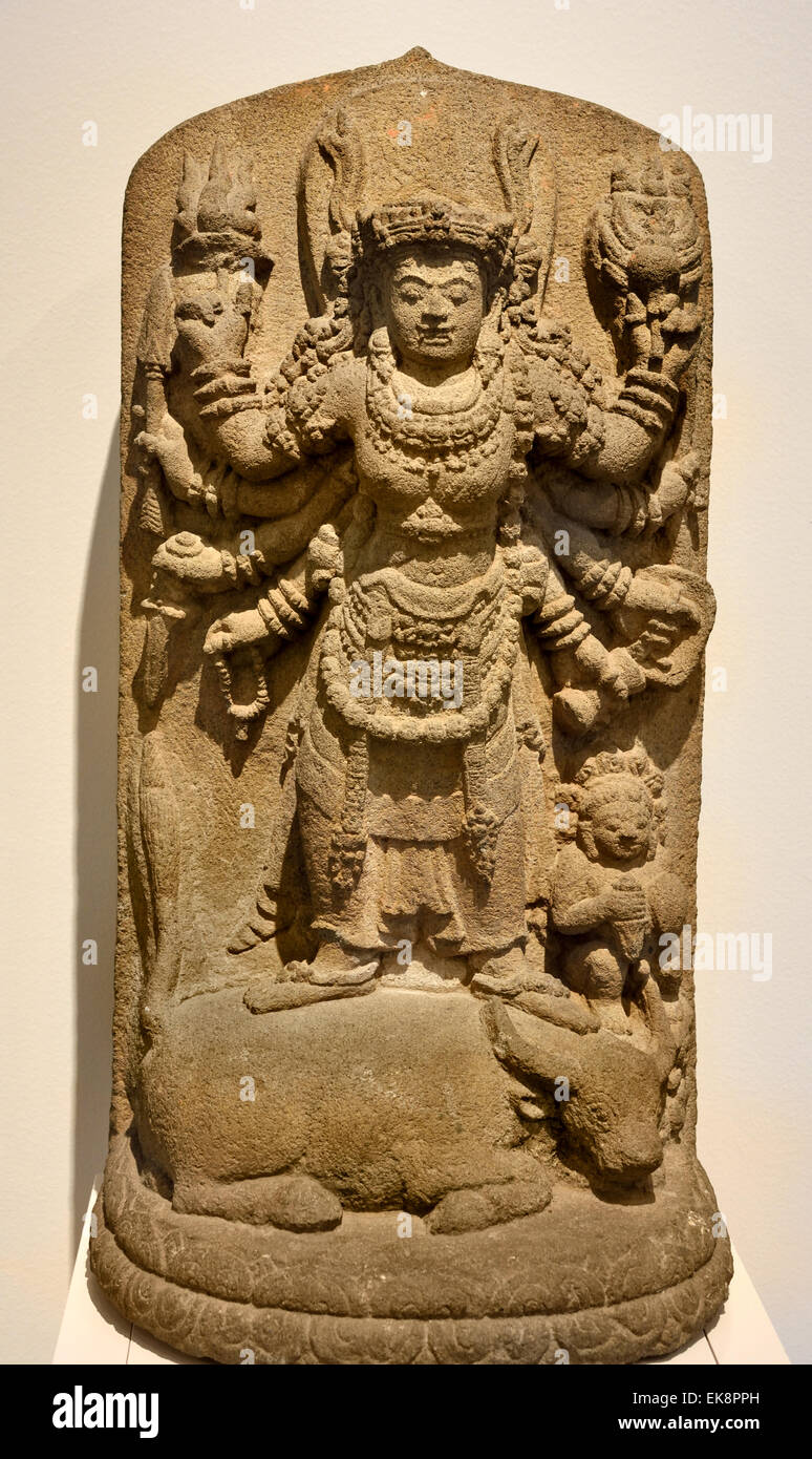 Durga tuant le démon buffle est de Java 14-15ème siècle en pierre volcanique Indonésie Banque D'Images