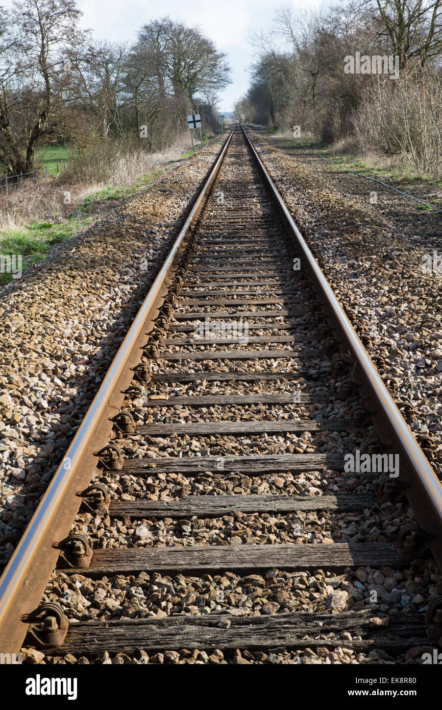 Low angle de la voie ferrée dans le Suffolk, Angleterre Banque D'Images