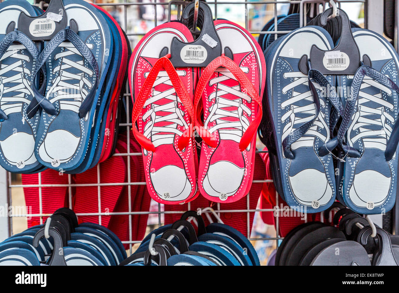 Vue des garçons ou des tongs pour hommes à vendre en bleu marine ou rouge Banque D'Images