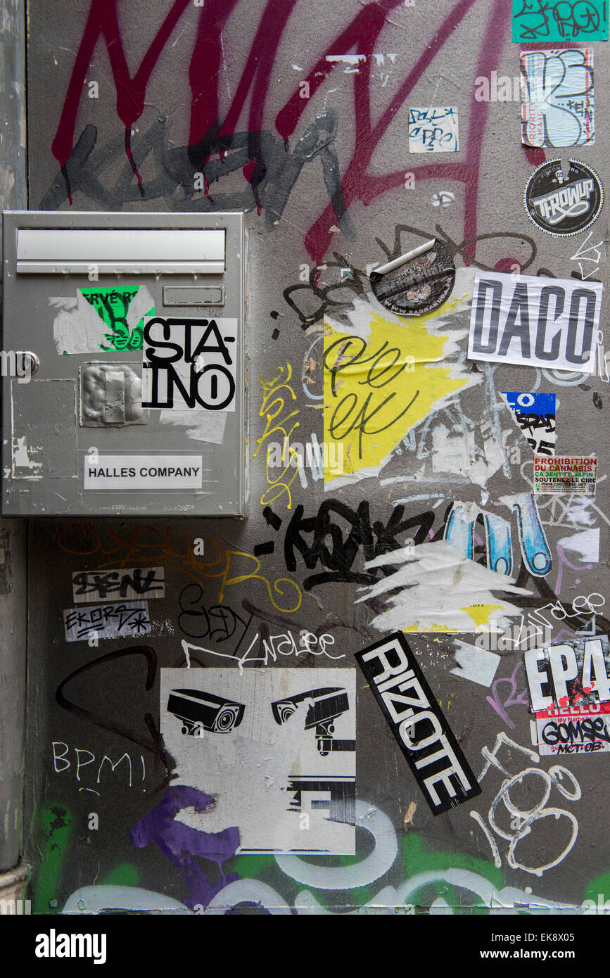 Boîte aux lettres entouré par un graffiti sur un mur de Paris, France Europe UE Banque D'Images