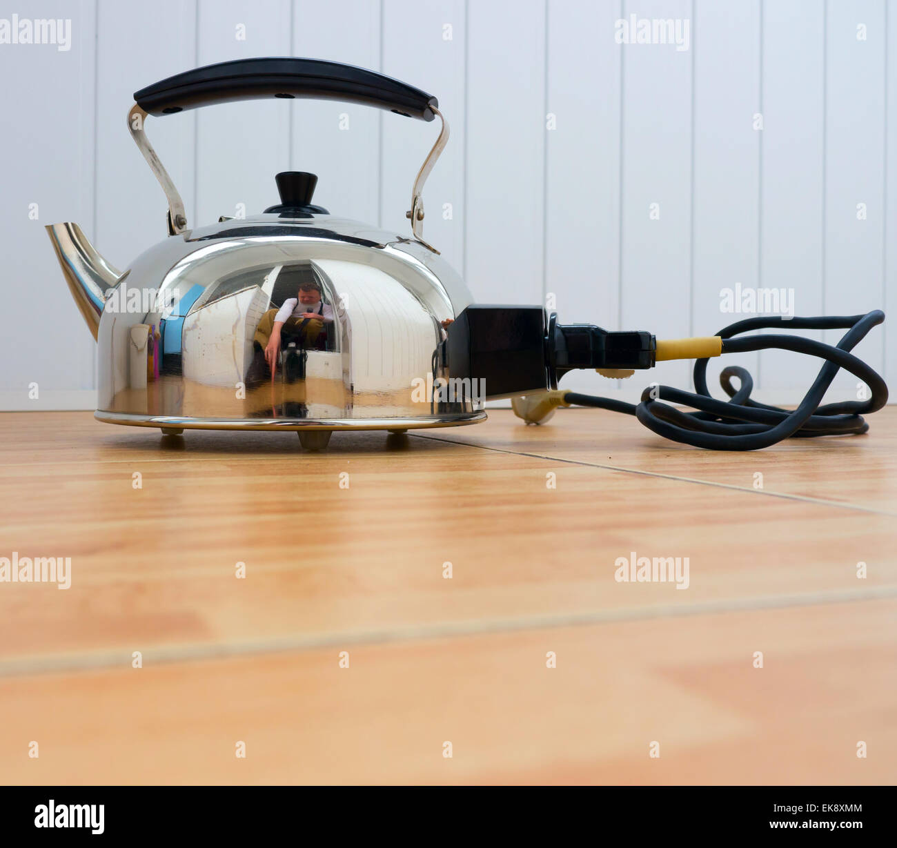 GOMEL, Bélarus - 13 février 2015 : Bouilloire électrique, faite à l'époque soviétique. Banque D'Images