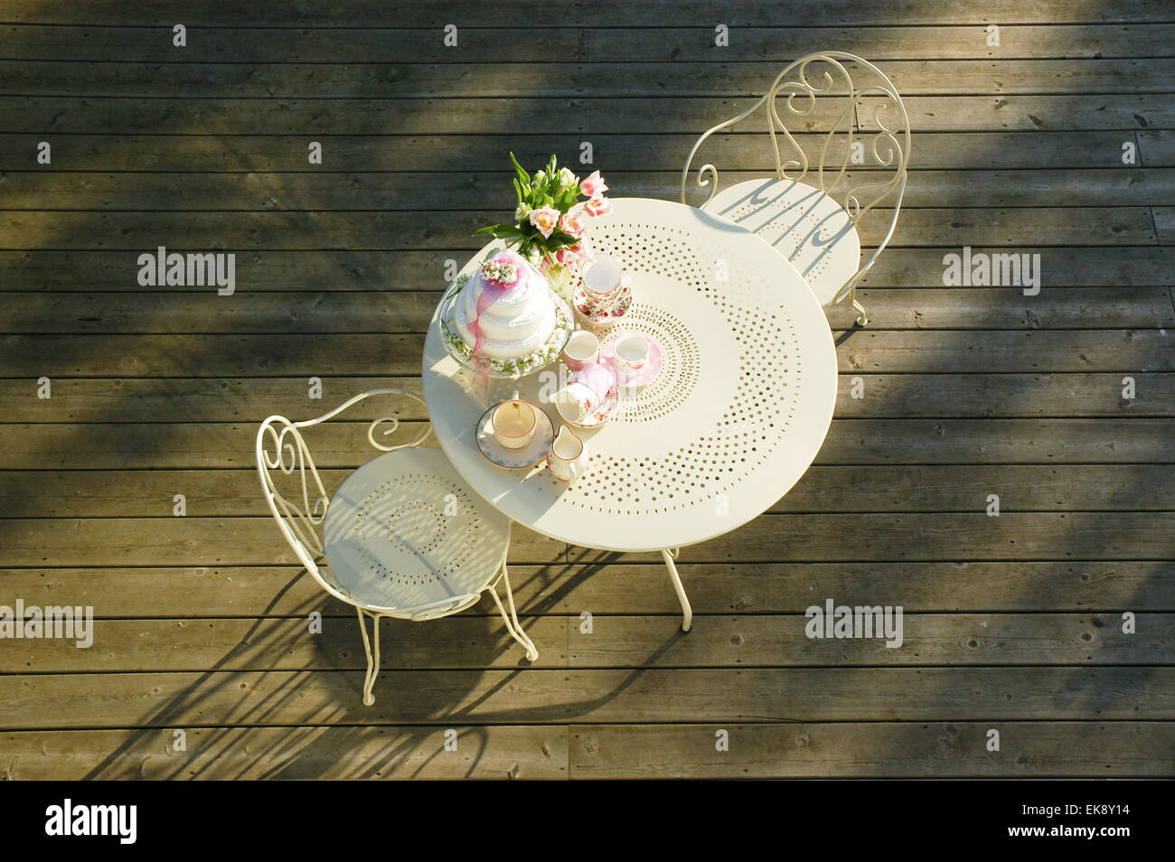 Table Dessus Thé Jardin Mis Place Vue Pour Le En Et De Chaises eWbDIE29HY