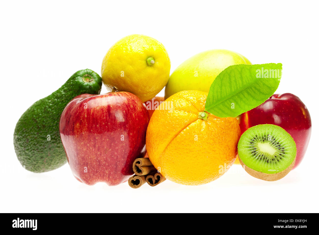Kiwi, avocat, pomme, orange, citron, cannelle, et isolé sur Banque D'Images