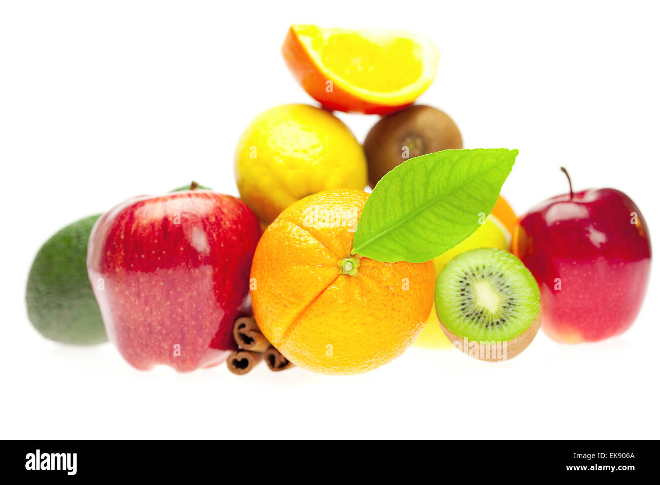 Kiwi, avocat, pomme, orange, citron, cannelle, et isolé sur Banque D'Images