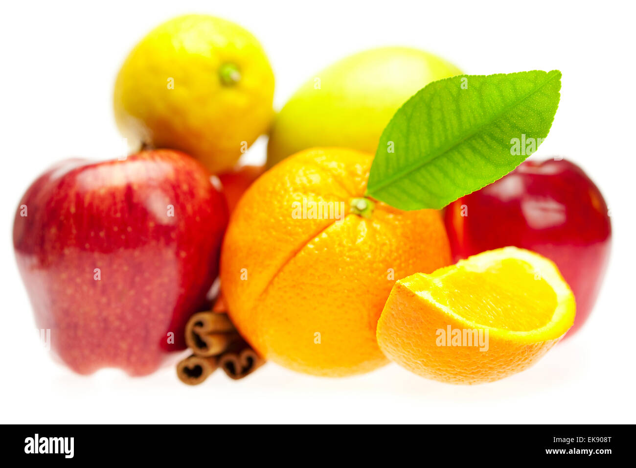 Pomme, orange, citron et cannelle, isolated on white Banque D'Images