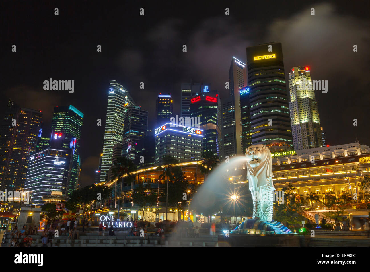 Gratte-ciel et statue du Merlion. Merlion Park. Singapour, en Asie. Banque D'Images