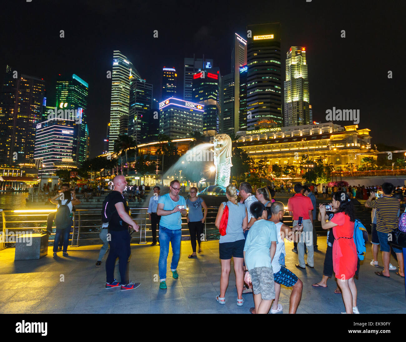 Gratte-ciel, statue du Merlion et personnes. Merlion Park. Singapour, en Asie. Banque D'Images