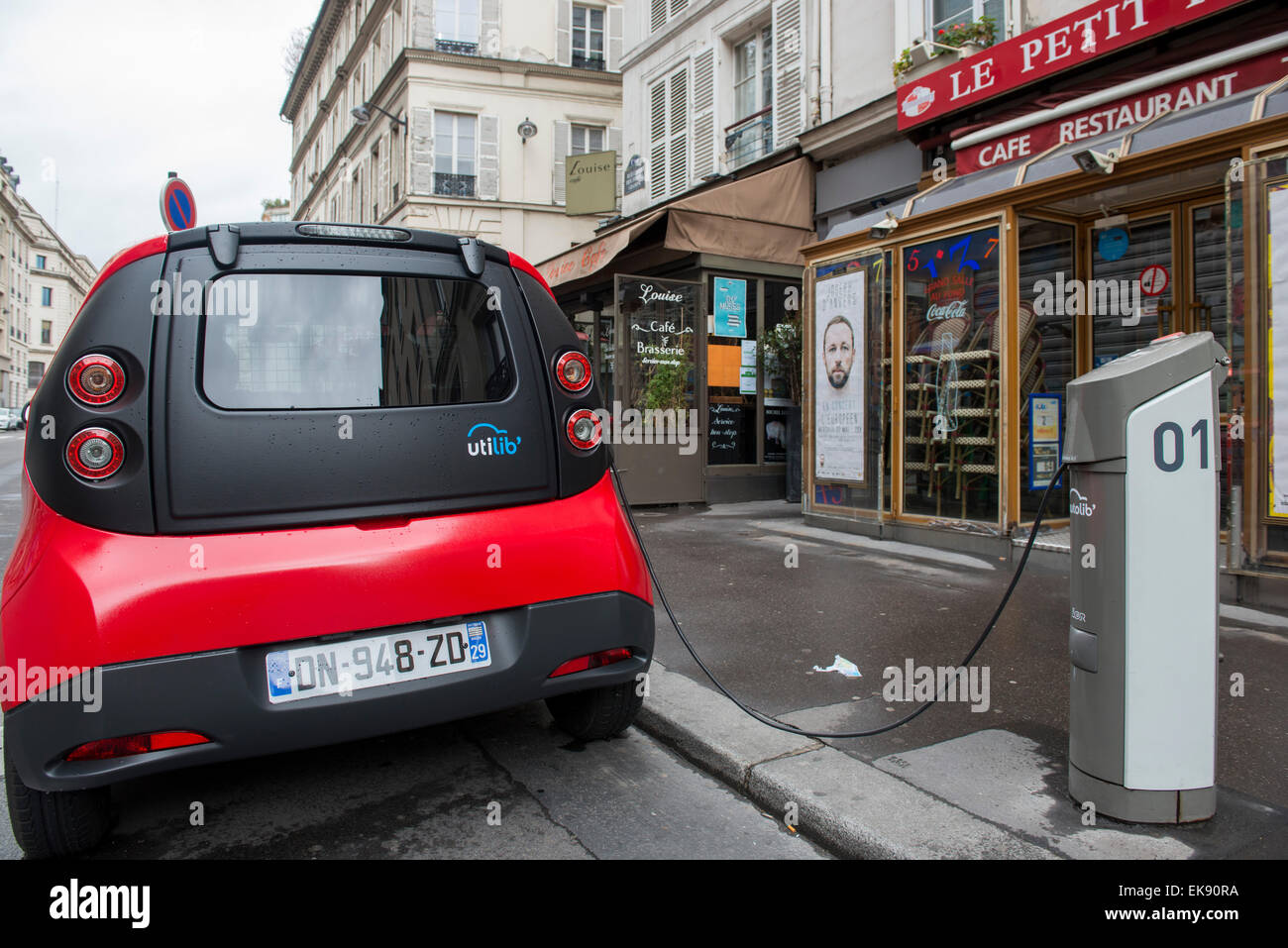 Une voiture électrique de charge sur une rue dans le centre de Paris, France Europe UE Banque D'Images