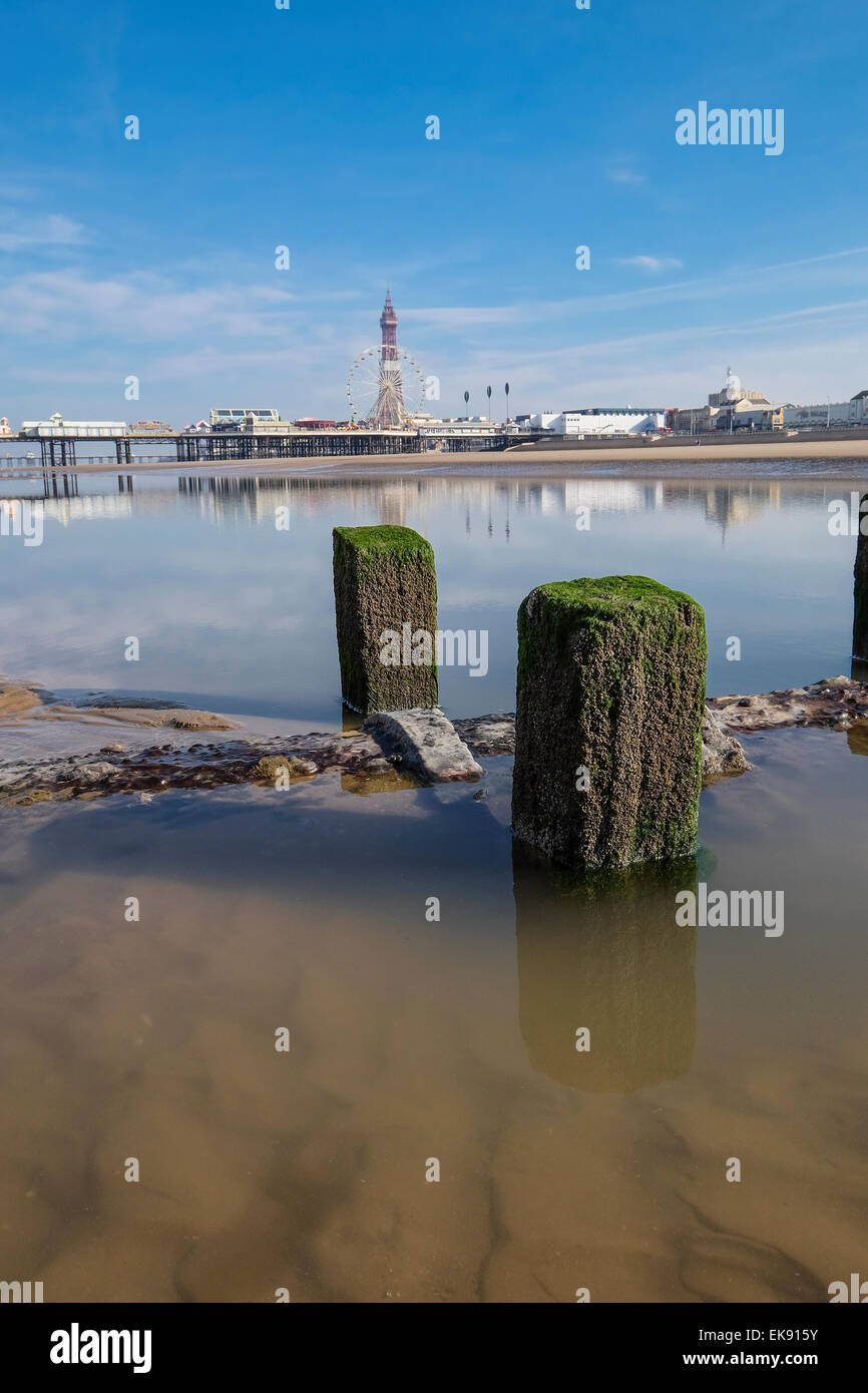 Pipeline de Blackpool a révélé au passage à marée basse la plage Banque D'Images