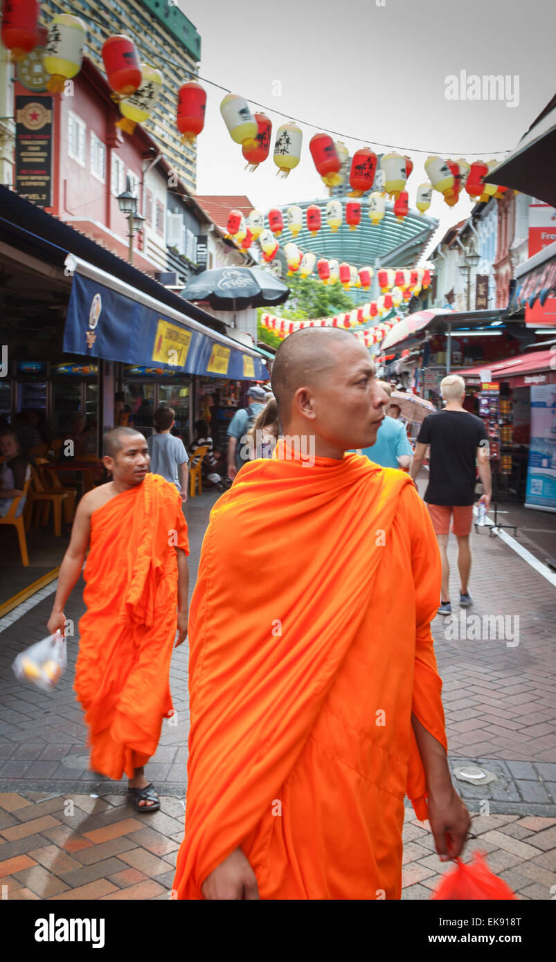 Les moines bouddhistes dans une rue. Pagoda Street. Le quartier de Chinatown. Singapour, en Asie. Banque D'Images